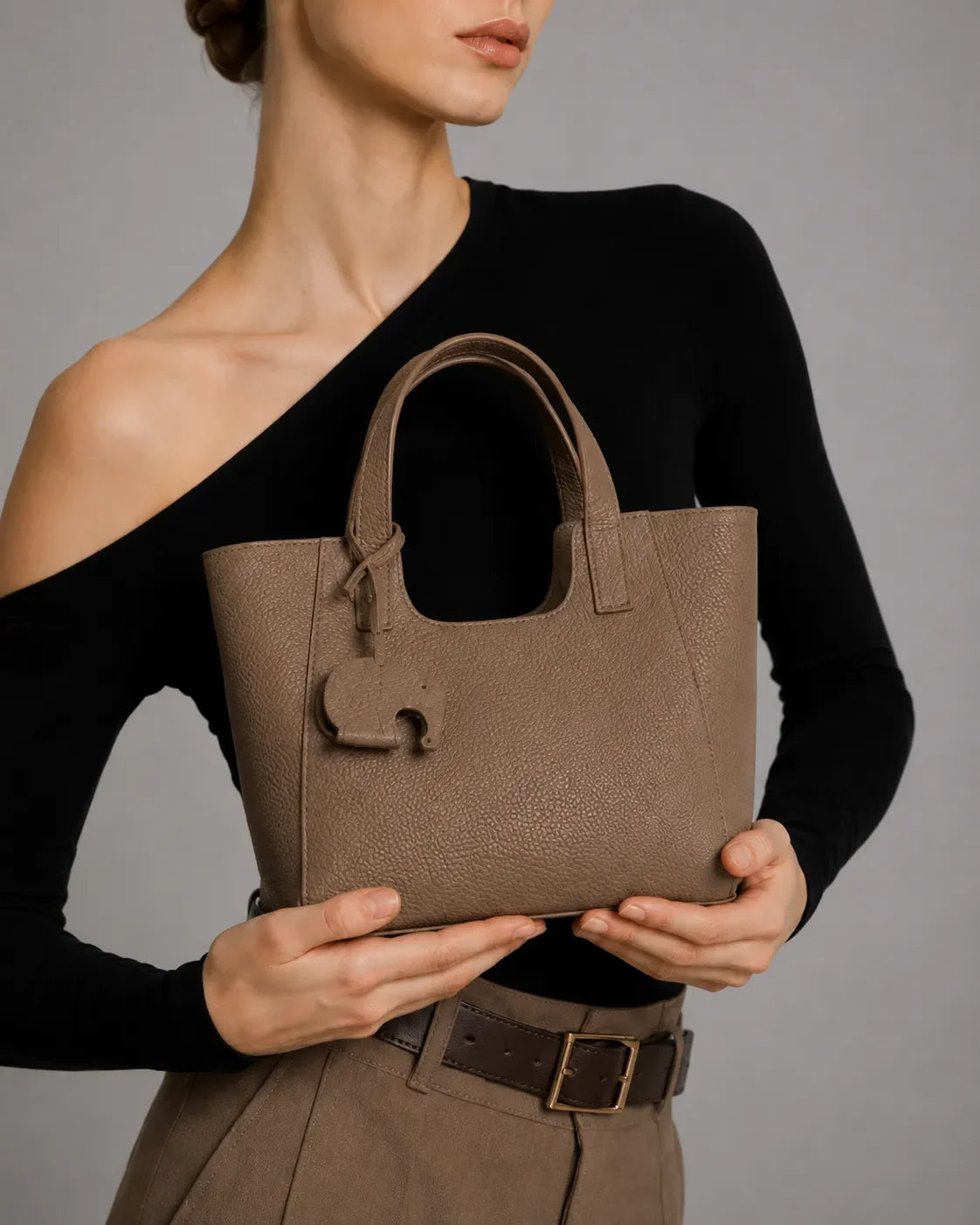 Close-up of the Louise small genuine leather tote bag in Elephant Gray. Structured everyday handbag featuring premium pebbled leather, top handles and an elegant compact design for work, travel and daily essentials.