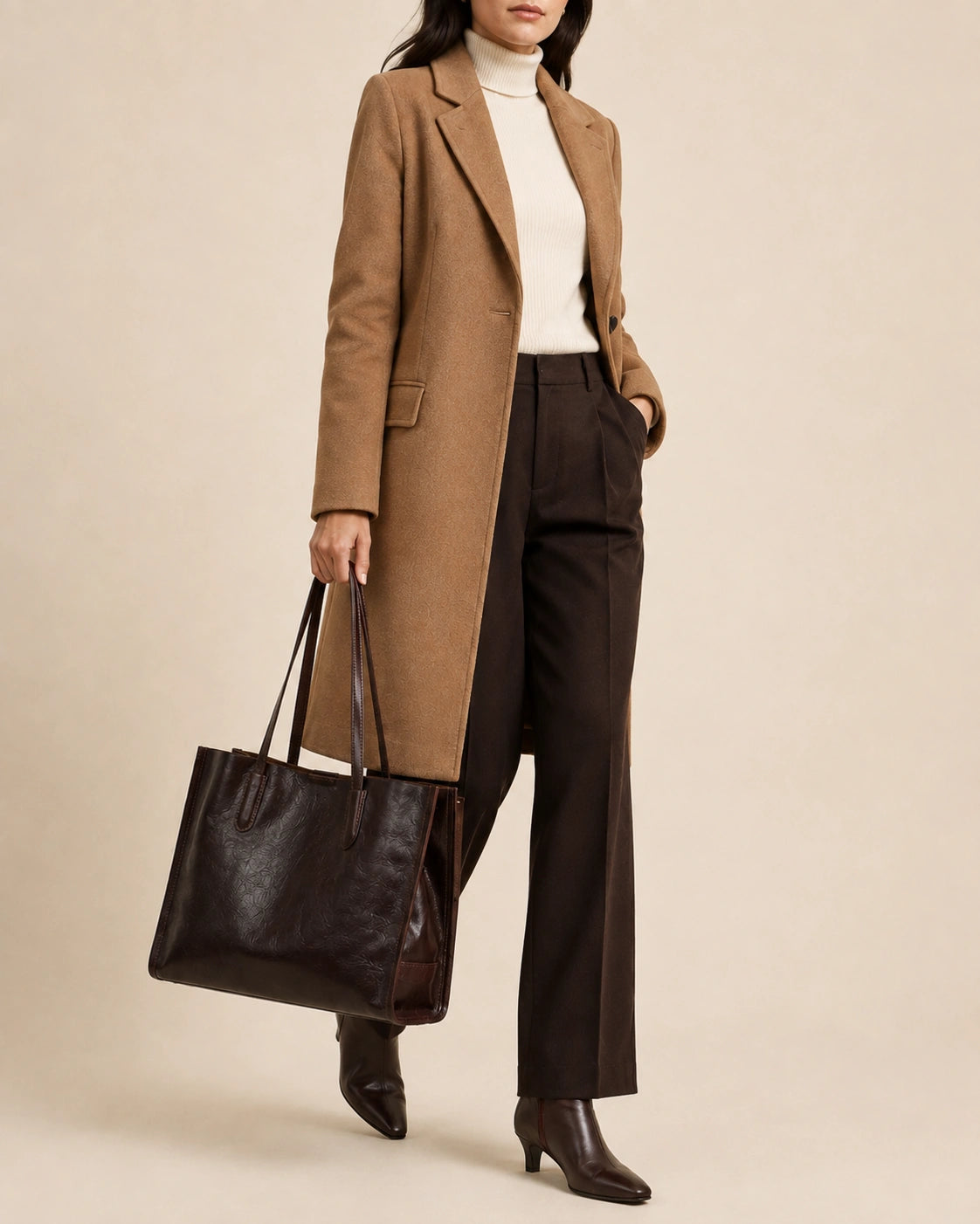 Woman carrying the Juliette large genuine leather tote bag in dark chocolate by hand