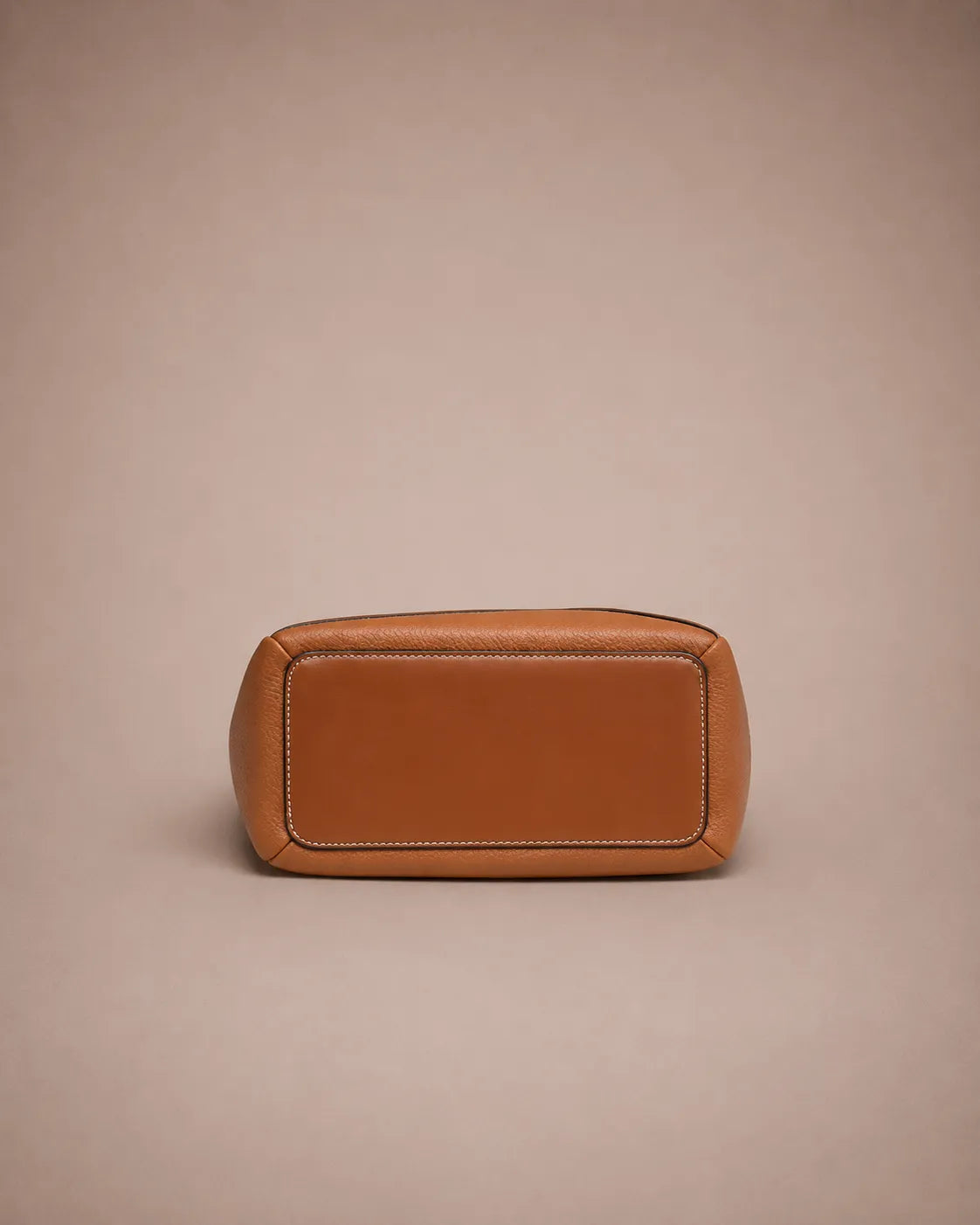 Base detail of the Delphine Leather Shoulder Bag in Cookie genuine leather highlighting the reinforced bottom construction, structured shape and refined craftsmanship for long-lasting everyday use.