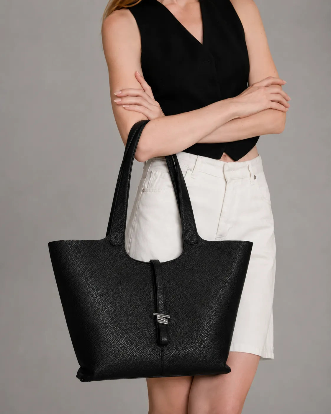 Front view of the Victoria large genuine leather tote bag in Black. Minimalist women's leather handbag with a roomy interior, elegant structured silhouette and premium craftsmanship for everyday essentials.